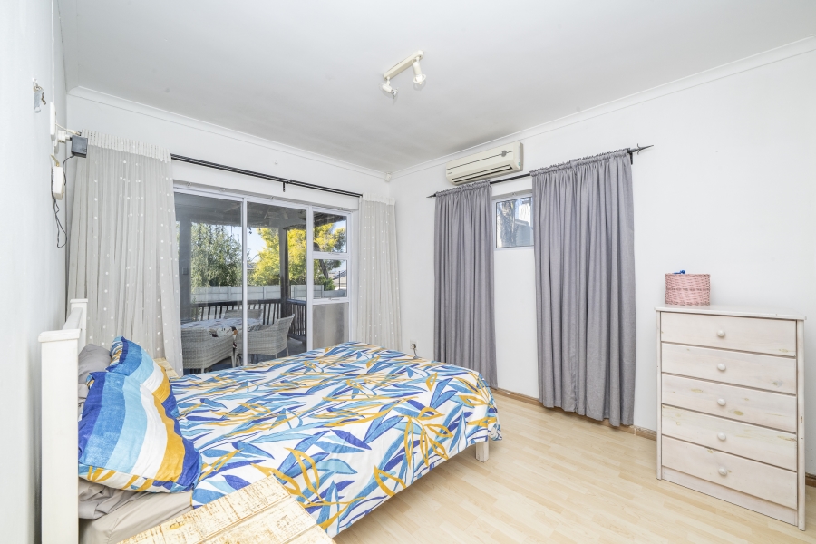 4 Bedroom Property for Sale in Uitzicht Western Cape